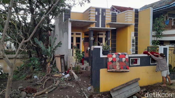 Terkini! Sisa Dampak Banjir Bandang di Jatinangor Banjir bandang sempat menerjang beberapa titik di kawasan Jatinangor pada Jumat (24/12/2021) sore. Begini kondisi terkininya.