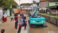 Pengerukan sungai Cibeusi dilakukan sebagai upaya menghidari kejadian serupa terjadi. Menurut warga, pengerukan dilakukan oleh Satker tol Cisumdawu. 