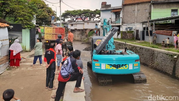 Terkini! Sisa Dampak Banjir Bandang di Jatinangor Banjir bandang sempat menerjang beberapa titik di kawasan Jatinangor pada Jumat (24/12/2021) sore. Begini kondisi terkininya.