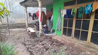Sisa lumpur tampak di salah satu pekarangan rumah warga.  