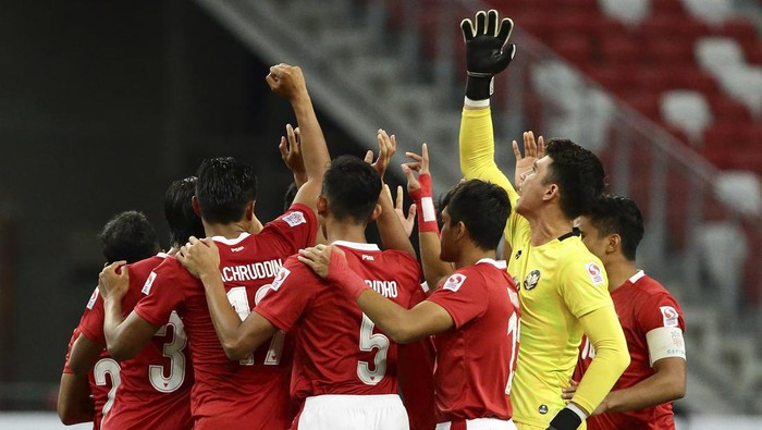 Indonesia players huddle during the AFF Suzuki Cup 2020 final first leg soccer match between Indonesia and Thailand in Singapore, Wednesday, Dec. 29, 2021. (AP Photo/Suhaimi Abdullah)