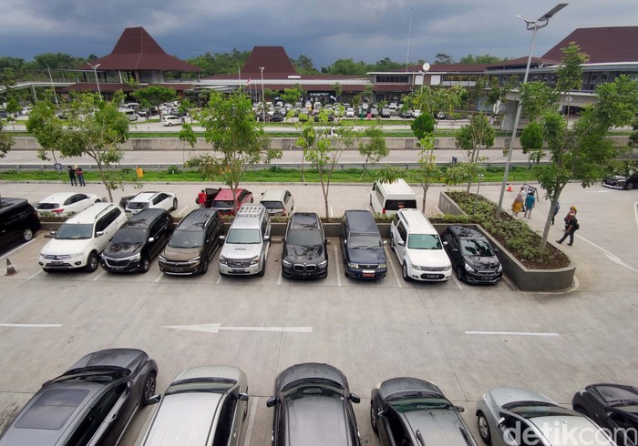 Bila melintasi Tol Trans Jawa arah Semarang-Solo, jangan lupa mampir di rest area ini. Megah dan Indah kesan yang dirasakan saat singgah di Resta Pendopo 456 Salatiga.