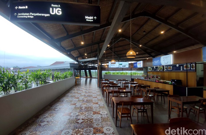 Bila melintasi Tol Trans Jawa arah Semarang-Solo, jangan lupa mampir di rest area ini. Megah dan Indah kesan yang dirasakan saat singgah di Resta Pendopo 456 Salatiga.