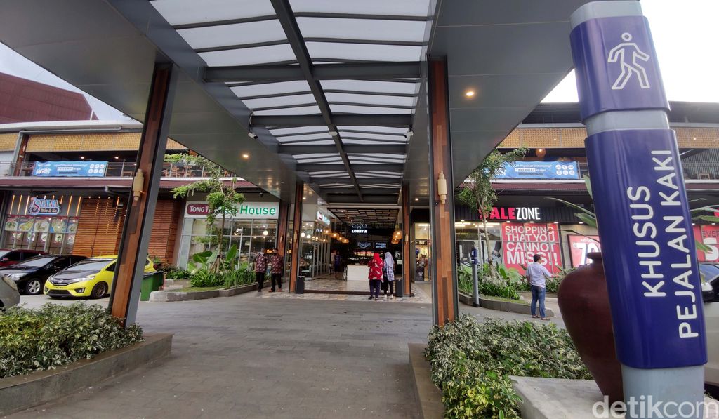 Bila melintasi Tol Trans Jawa arah Semarang-Solo, jangan lupa mampir di rest area ini. Megah dan Indah kesan yang dirasakan saat singgah di Resta Pendopo 456 Salatiga.