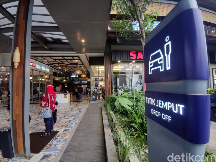 Traveling Lewat Tol Trans Jawa, Jangan Lupa Mampir di Rest Area Ini Bila melintasi Tol Trans Jawa arah Semarang-Solo, jangan lupa mampir di rest area ini. Megah dan Indah kesan yang dirasakan saat singgah di Resta Pendopo 456 Salatiga.
