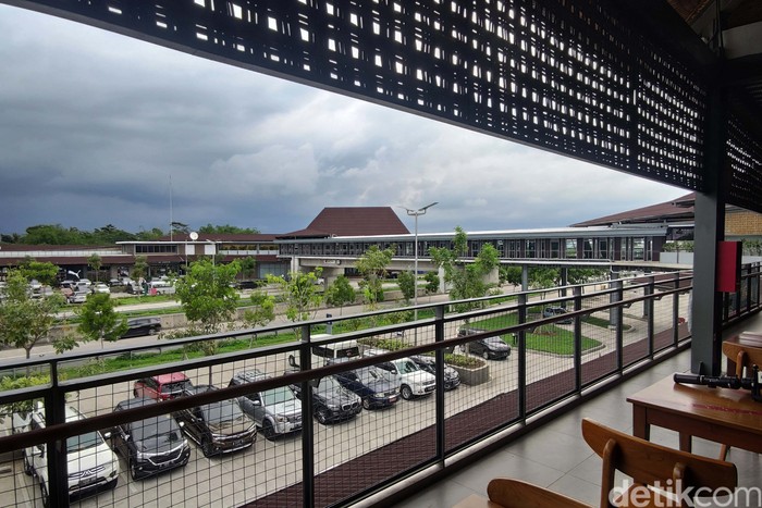 Traveling Lewat Tol Trans Jawa, Jangan Lupa Mampir di Rest Area Ini Bila melintasi Tol Trans Jawa arah Semarang-Solo, jangan lupa mampir di rest area ini. Megah dan Indah kesan yang dirasakan saat singgah di Resta Pendopo 456 Salatiga.