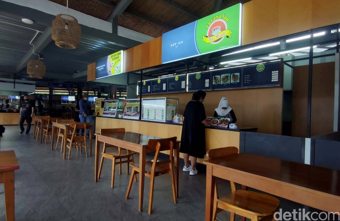 Bila melintasi Tol Trans Jawa arah Semarang-Solo, jangan lupa mampir di rest area ini. Megah dan Indah kesan yang dirasakan saat singgah di Resta Pendopo 456 Salatiga.