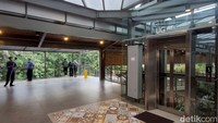 Rest area ini juga sangat ramah difable. Terbukti, selain tangga yang dibuat landai dengan jalur pejalan kaki yang ramah difable, ada juga lift yang memang disediakan demi kenyamanan pengunjung.