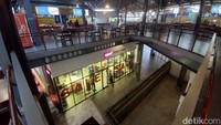 Resta area KM 456 ini disebut Resta Pendopo 456 karena memiliki desain yang megah. Tempatnya lumayan luas dengan beragam fasilitas yang ada. Bisa dibilang cukup lengkap untuk beristirahat.