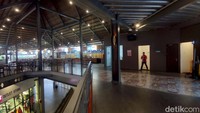 Selain itu, terdapat pula fasilitas rumah ibadah berupa masjid, toilet, tempat parkir, galeri seni, dan lain sebagainya.