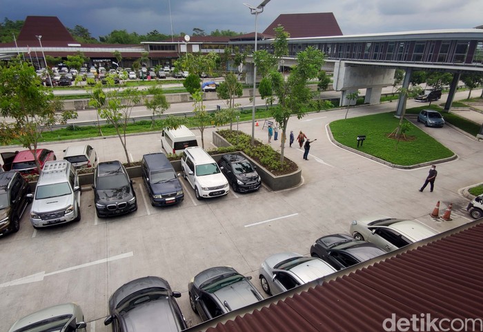 Traveling Lewat Tol Trans Jawa, Jangan Lupa Mampir di Rest Area Ini Bila melintasi Tol Trans Jawa arah Semarang-Solo, jangan lupa mampir di rest area ini. Megah dan Indah kesan yang dirasakan saat singgah di Resta Pendopo 456 Salatiga.