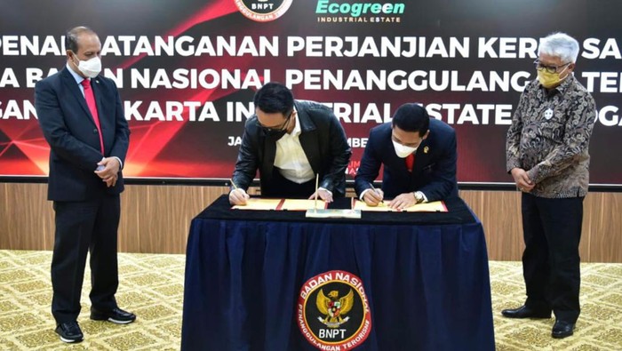 Upaya Menciptakan Iklim Investasi Aman dan Nyaman PT Jakarta Industrial Estate Pulogadung (JIEP) bersama BNPT melakukan penandatanganan kerjasama dalam bidang pencegahan tindak pidana terorisme.