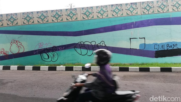 Vandalisme di overpass Manahan Solo, Kamis (30/12/2021).