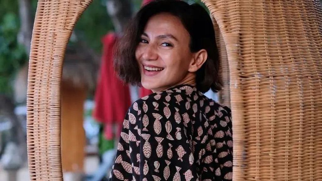 Wanda Hamidah Senggol Lagi Rombongan Paris Fashion Week, Kini Ayam Geprek