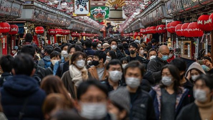 Warga Jepang Ramai-ramai Belanja Akhir Tahun TOKYO, JAPAN - DECEMBER 30: People pass along Ameyoko shopping street as they do end of year shopping on December 30, 2021 in Tokyo, Japan. Tokyo Metropolitan Government reported 64 new Covid-19 cases today. However, the governors of Tokyo and Osaka have urged residents to limit New Years Eve gatherings as more cases of the Omicron variant are discovered in the country. (Photo by Carl Court/Getty Images)