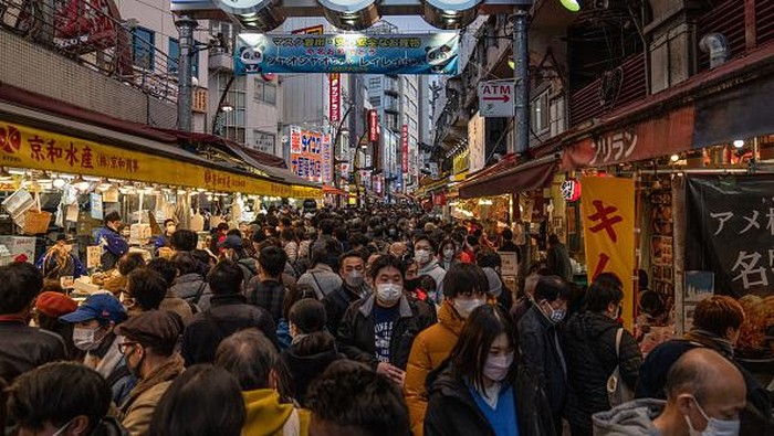  People pass along Ameyoko shopping street as they do end of year shopping on December 30, 2021 in Tokyo, Japan. Tokyo Metropolitan Government reported 64 new Covid-19 cases today. However, the governors of Tokyo and Osaka have urged residents to limit New Years Eve gatherings as more cases of the Omicron variant are discovered in the country. (Photo by Carl Court/Getty Images)