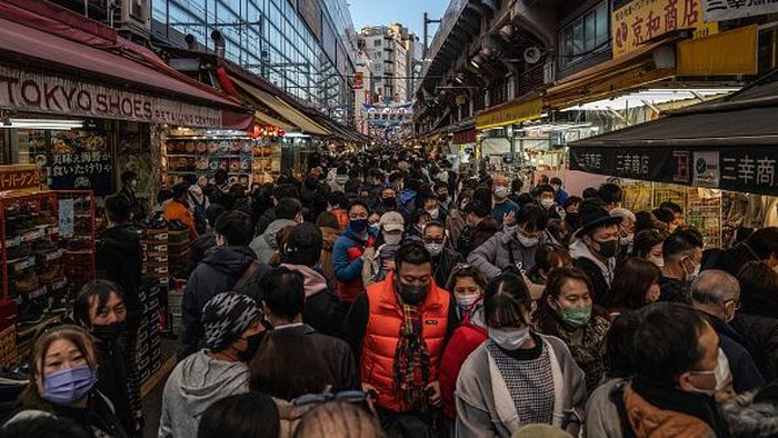 TOKYO, JAPAN - DECEMBER 30: People pass along Ameyoko shopping street as they do end of year shopping on December 30, 2021 in Tokyo, Japan. Tokyo Metropolitan Government reported 64 new Covid-19 cases today. However, the governors of Tokyo and Osaka have urged residents to limit New Years Eve gatherings as more cases of the Omicron variant are discovered in the country. (Photo by Carl Court/Getty Images)
