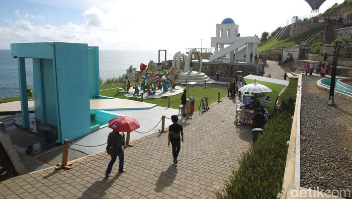 Wisata Kekinian di Gunungkidul Kembali Bergeliat Ratusan wisatawan memenuhi tempat wisata dengan pemandangan laut di Heha Ocean View, Gunungkidul, Yogyakarta.