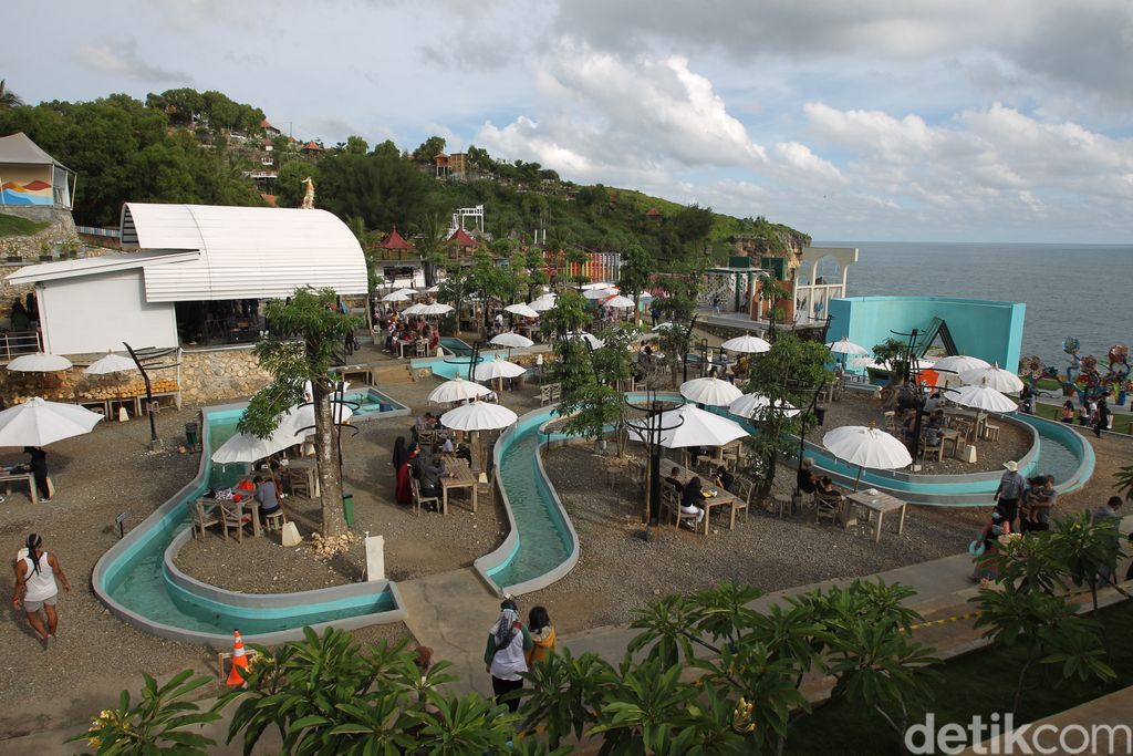 Ratusan wisatawan memenuhi tempat wisata dengan pemandangan laut di Heha Ocean View, Gunungkidul, Yogyakarta.