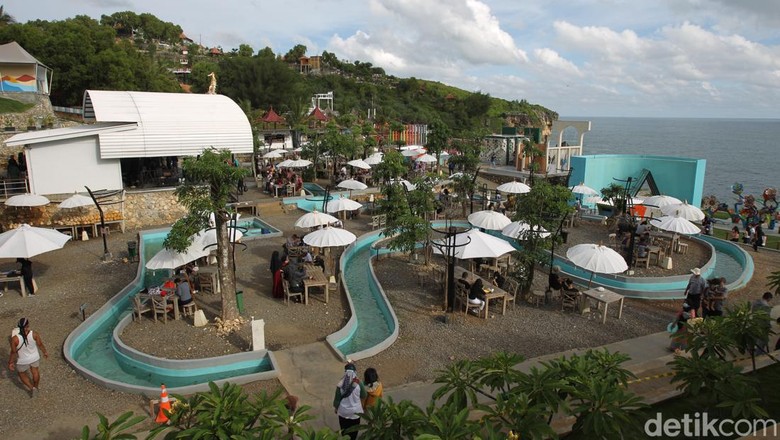 Wisata Kekinian di Gunungkidul Kembali Bergeliat Ratusan wisatawan memenuhi tempat wisata dengan pemandangan laut di Heha Ocean View, Gunungkidul, Yogyakarta.
