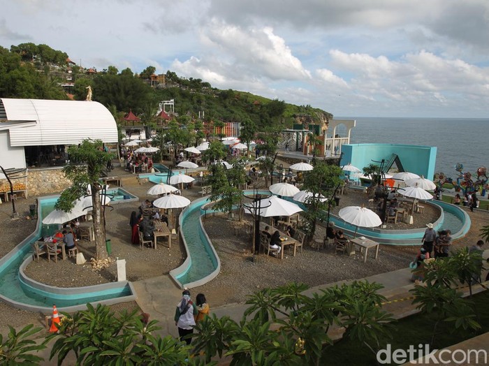 Ratusan wisatawan memenuhi tempat wisata dengan pemandangan laut di Heha Ocean View, Gunungkidul, Yogyakarta.