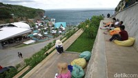Dengan perjalan sekitar 1 jam 30 menit dari pusat kota Yogja, wisatawan langsung disuguhkan pemandangan laut lepas dan bukit-bukit batu karang khas Gunungkidul.