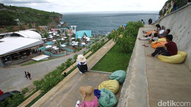 Ratusan wisatawan memenuhi tempat wisata dengan pemandangan laut di Heha Ocean View, Gunungkidul, Yogyakarta.