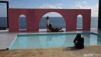 Sejumlah spot foto menarik seperti balon udara, pemandangan laut, pink horizon, dan deretan kamar penginapan menjadi daya tarik untuk kebutuhan posting di media sosial. 