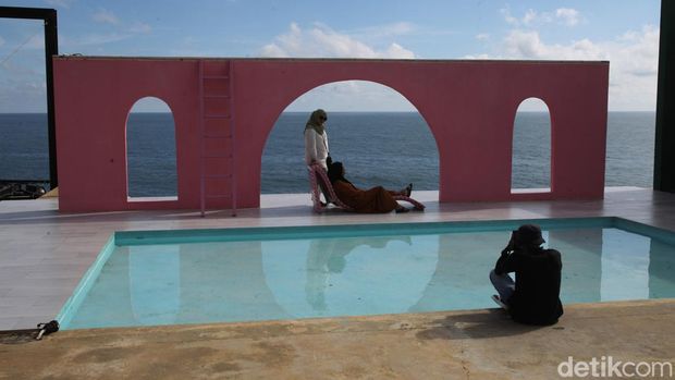 Ratusan wisatawan memenuhi tempat wisata dengan pemandangan laut di Heha Ocean View, Gunungkidul, Yogyakarta.