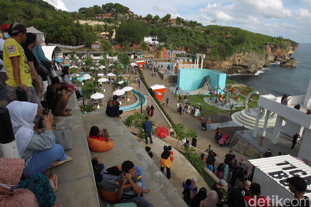 Ratusan wisatawan memenuhi tempat wisata dengan pemandangan laut di Heha Ocean View, Gunungkidul, Yogyakarta.