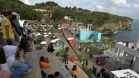 Tempat wisata dengan pemandangan laut lepas dan banyak pilihan spot foto menarik dapat dijadikan alternatif menghabiskan liburan tahun baru bersama keluarga dan teman.