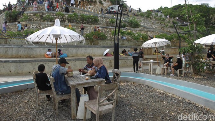 Ratusan wisatawan memenuhi tempat wisata dengan pemandangan laut di Heha Ocean View, Gunungkidul, Yogyakarta.