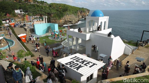 Ratusan wisatawan memenuhi tempat wisata dengan pemandangan laut di Heha Ocean View, Gunungkidul, Yogyakarta.