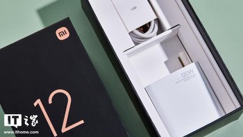 Xiaomi 12 Pro dibekali charger 120W. Foto: Xiaomi