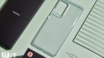 Xiaomi memberikan case silicon transparan. Foto: Xiaomi