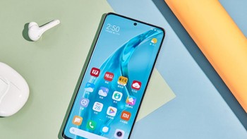 Layarnya berukuran 6,73 inch dengan resolusi 2K dan 1,07 miliar warna. Foto: Xiaomi