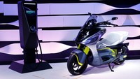 Secara dimensi motor listrik Yamaha E01 ini memiliki ukuran panjang 1.960 mm x lebar 810 mm, tinggi 1.190 mm. Sebagai pembanding, Yamaha Nmax terbaru memiliki panjang 1.935 mm, lebar 740 mm dan tinggi 1.160 mm. Foto: Yamaha