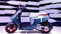 Skutik listrik yang kedua ialah Yamaha E02, motor ini juga pernah dipamerkan bersamaan dalam ajang Tokyo Motor Show 2019.Di atas kertas Yamaha E01 memiliki ukuran panjang 1.800 mm, lebar 690 mm, dan tinggi 1.200 mm. Skuter listrik ini tentunya lebih ringan dari E02 dan memiliki fitur swap battery. Foto: Yamaha