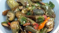 Penggemar terong bisa puaskan selera dengan resep ini. Tumis terong dan teri ala rumah makan Padang bisa kamu buat sendiri di rumah. Bumbunya ada cabe rawit, serai, lengkuas, hingga bawang. Resepnya bisa dilihat di sini.