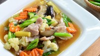 Selain yang kuah, capcay juga bisa dibuat sebagai capcay goreng ala restoran Chinese food. Tambah bakso dan fillet ayam agar rasanya makin enak. Apa saja ya bumbunya? Lihat resep ini.