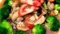 Brokoli bisa dibuat lebih nikmat sebagai tumisan bersama 5 sayuran. Ada jamur kancing, sawi putih, wortel, sawi hijau, dan tomat. Bumbunya gampang seperti saus tiram, saus tomat, dan bawang bombai. Ini dia resepnya. Foto: Indra Ramadhan 