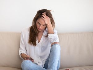 Kisah Ibu Cek HP Putrinya Temukan Rahasia Menyedihkan yang Disimpan 4 Tahun