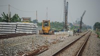 Petugas mengoperasikan alat berat untuk menyelesaikan proyek jalur ganda kereta api Cicalengka-Kiaracondong di Cimekar, Bandung, Jawa Barat, Jumat (31/12/2021).