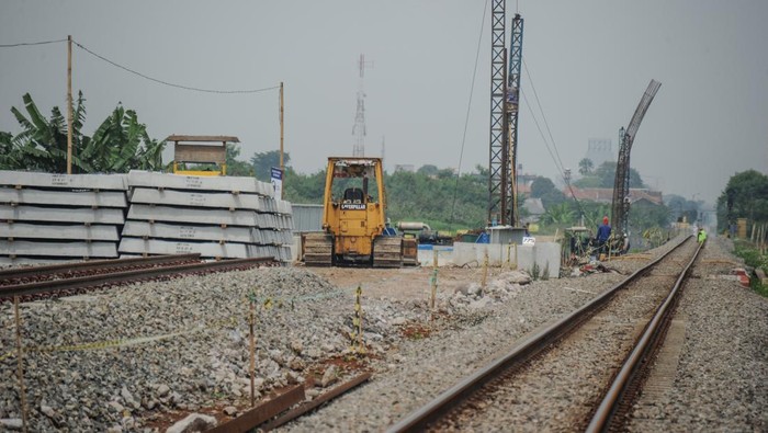 Petugas mengoperasikan alat berat untuk menyelesaikan proyek jalur ganda kereta api Cicalengka-Kiaracondong di Cimekar, Bandung, Jawa Barat, Jumat (31/12/2021). Direktorat Jenderal Perkeretaapian (DJKA) Kementerian Perhubungan mencatat selama tahun 2021 DJKA telah membangun setidaknya 177,26 kilometer jalur kereta api di sejumlah daerah di Indonesia. ANTARA FOTO/Raisan Al Farisi/nym.