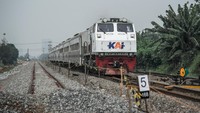 Kereta api melintas di samping proyek jalur ganda kereta api Cicalengka-Kiaracondong di Cimekar, Bandung, Jawa Barat, Jumat (31/12/2021).