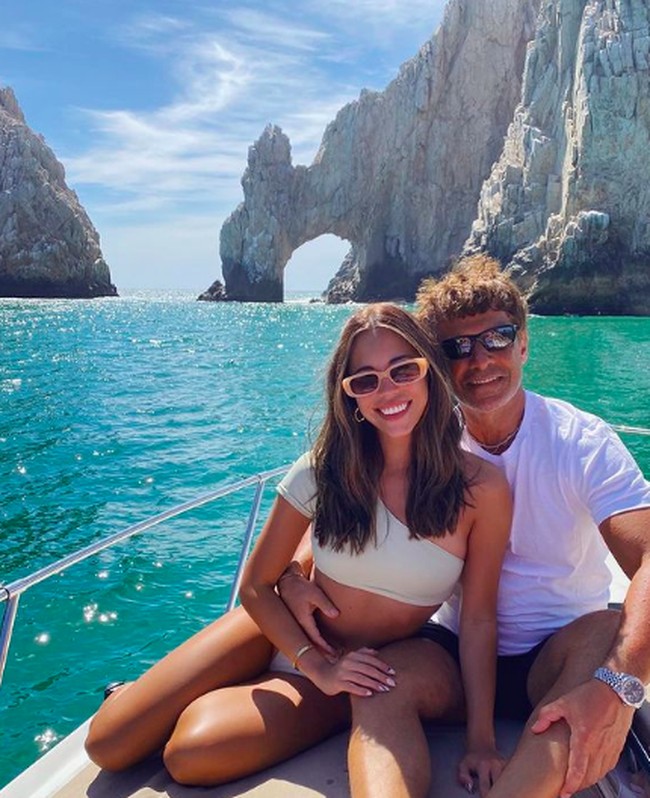 Wanita bernama Alyssa Renee Gutierrez, wanita 23 tahun yang menjadi selebriti TikTok setelah pamer gaya hidup hedon di platformnya. Alyssa dengan bangga mengaku bahwa barang mewahnya dan kehidupan jet-set-nya dibiayai oleh tunangannya Peter yang usianya 34 tahun lebih tua. Foto: Instagram