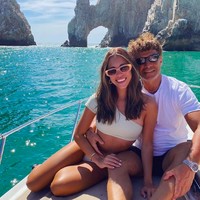 Wanita bernama Alyssa Renee Gutierrez, wanita 23 tahun yang menjadi selebriti TikTok setelah pamer gaya hidup hedon di platformnya. Alyssa dengan bangga mengaku bahwa barang mewahnya dan kehidupan jet-set-nya dibiayai oleh tunangannya Peter yang usianya 34 tahun lebih tua. Foto: Instagram