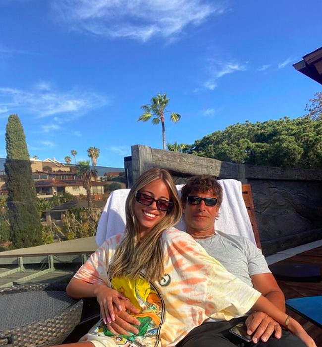 Dalam videonya di TikTok @lyssag36, Alyssa pun terang-terangan bahwa Peter memanjakannya dengan barang-barang mewah. Hal tersebut memicu hujatan netizen yang mengatakan bahwa Alyssa cewek matre yang hanya memanfaatkan kekayaan kekasih tuanya. Foto: Instagram