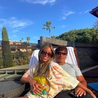 Dalam videonya di TikTok @lyssag36, Alyssa pun terang-terangan bahwa Peter memanjakannya dengan barang-barang mewah. Hal tersebut memicu hujatan netizen yang mengatakan bahwa Alyssa cewek matre yang hanya memanfaatkan kekayaan kekasih tuanya. Foto: Instagram