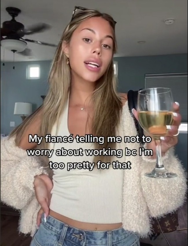 Keterangan video atau foto yang diunggah mantan pekerja salon itu pun kerap memancing kemarahan netizen. “Tunanganku mengatakan kepadaku untuk tidak perlu bekerja karena aku terlalu cantik untuk itu,” ucapnya di salah satu klipnya. Foto: Instagram